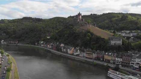 Cochem-Reichsburg,-Popular-Destino-Turístico-En-El-Hermoso-Valle-Del-Mosela