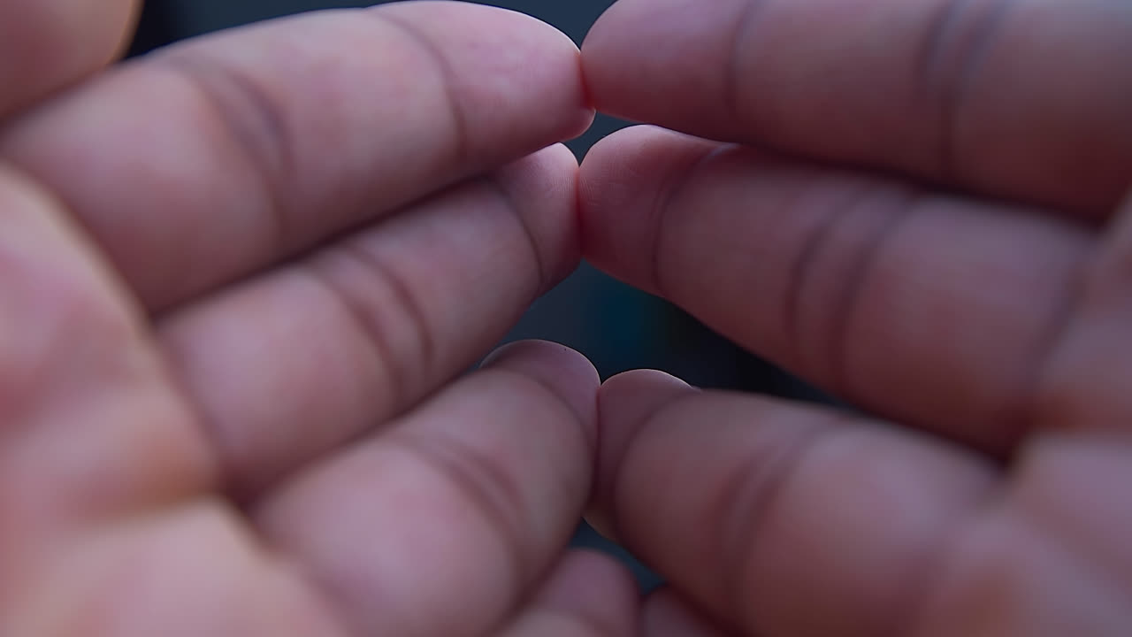 grandes manos juntas aplaudiendo