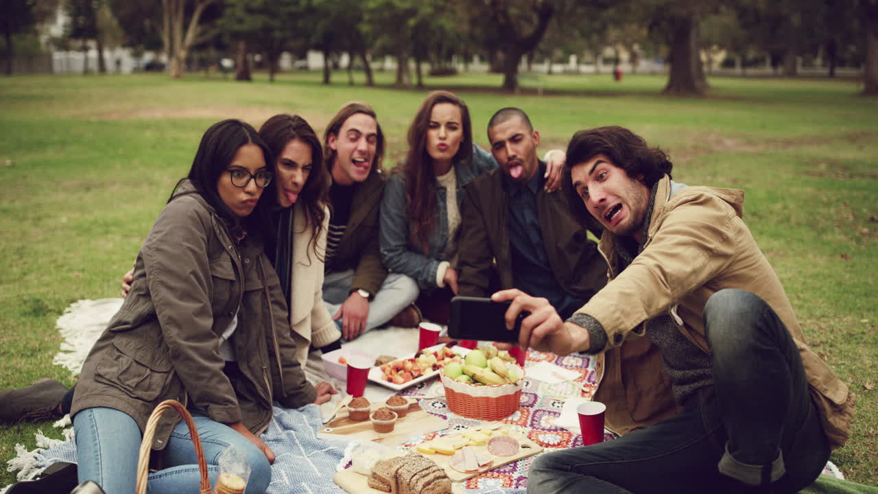I picnic sono un ottimo modo per trascorrere del tempo con gli amici.