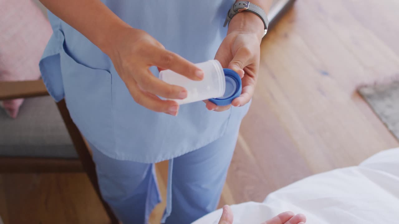 Animazione del busto di una dottoressa birazziale che prepara medicine per un paziente anziano.