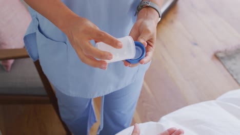 animación de la sección media de una doctora biracial que prepara medicamentos para un paciente anciano