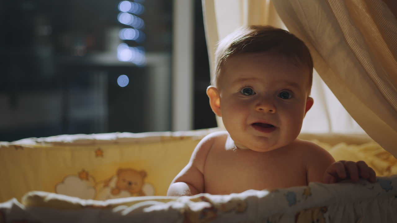 Baby i en sprinkelseng