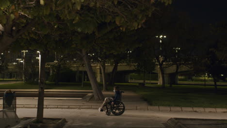 Excursión-Nocturna-De-Un-Niño-Discapacitado-En-Un-Parque-Vacío