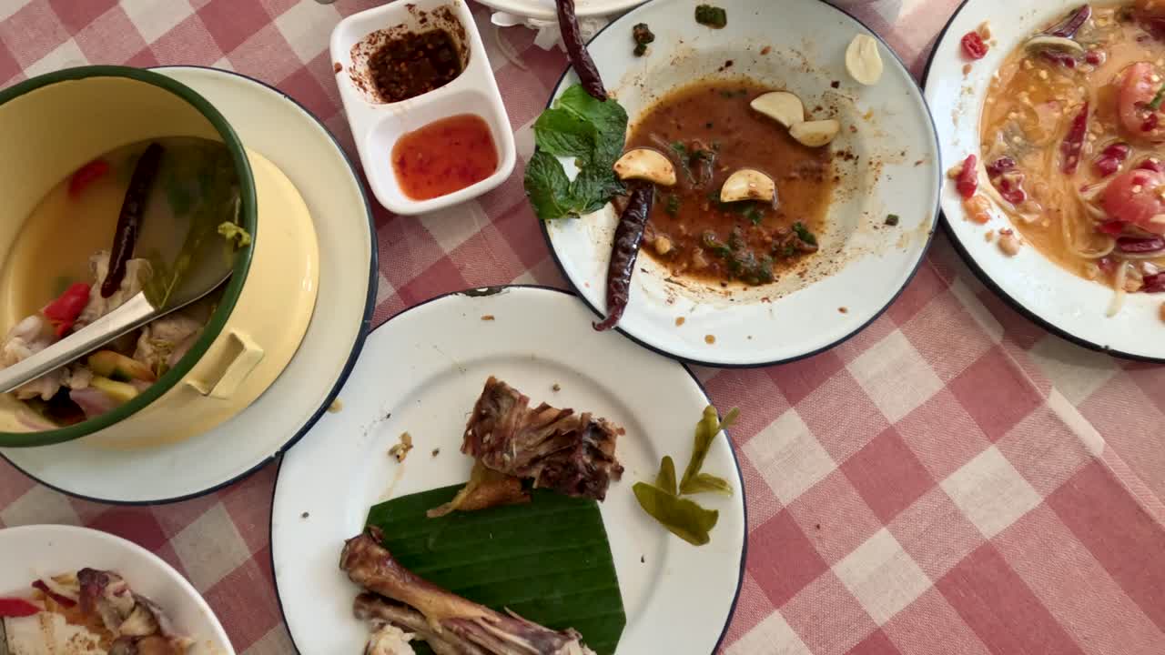 빈 접시와 그으로 완성 된 식사