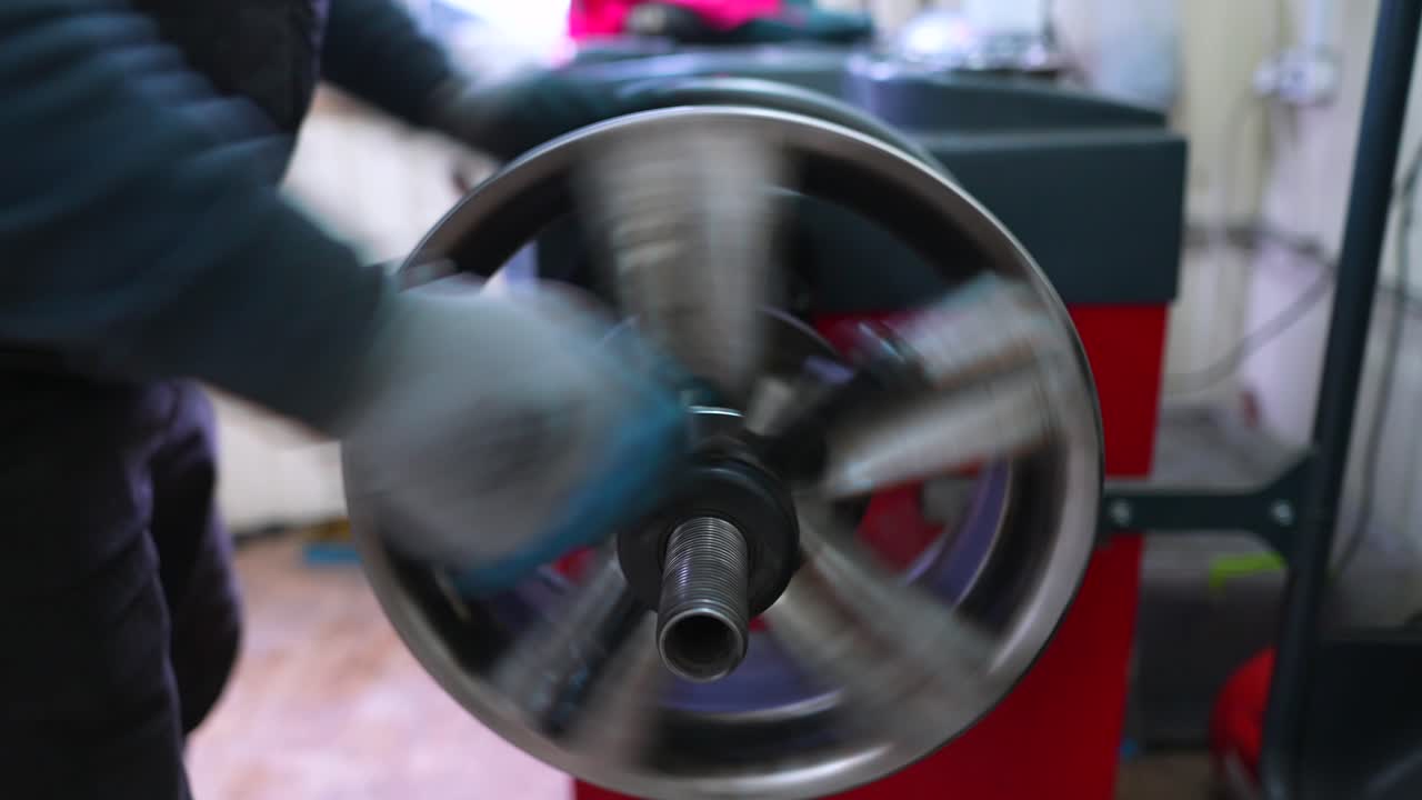 rotación de la rueda del coche en un taller de reparación