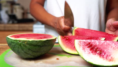 Cortar-Grandes-Trozos-De-Sandía-Cultivada-En-El-Jardín-De-Casa-Madura,-Dulce-Y-Jugosa