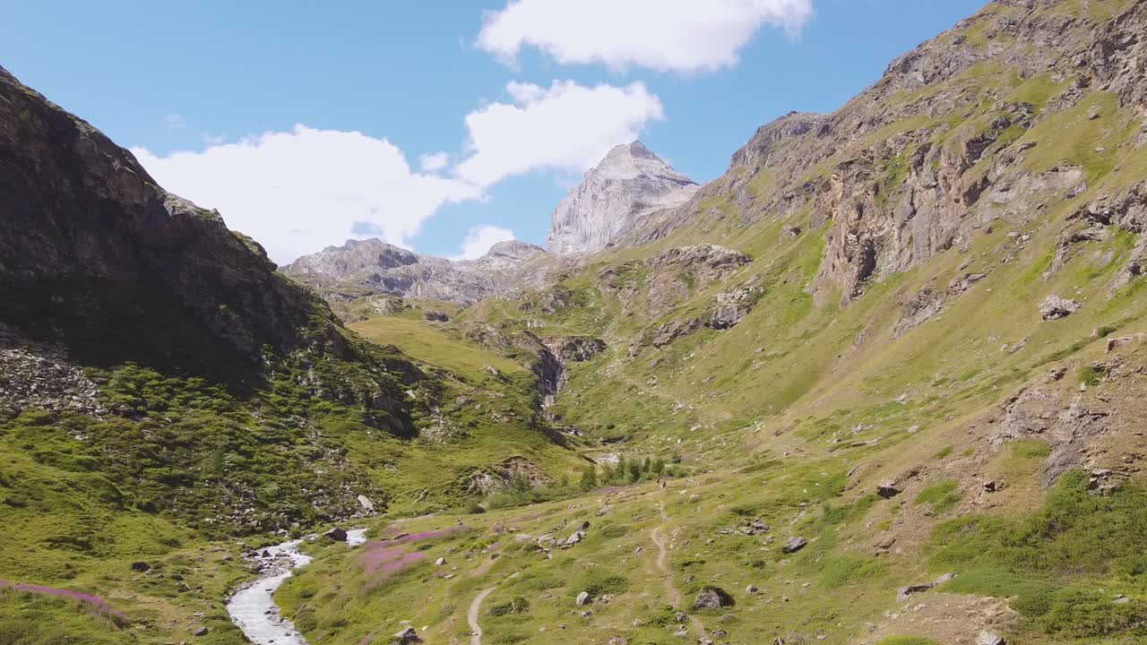 Valle delle Alpi italiane, vista aerea con drone con movimento verso sinistra.