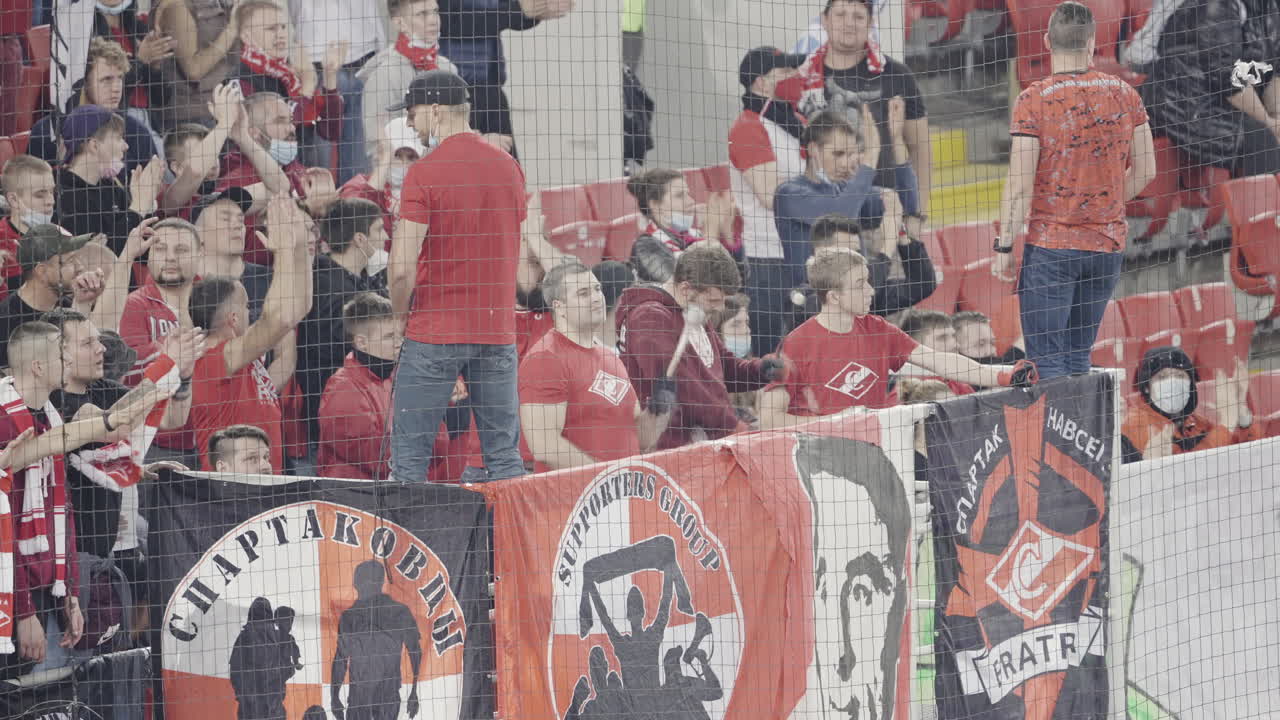 aficionados al fútbol en el estadio