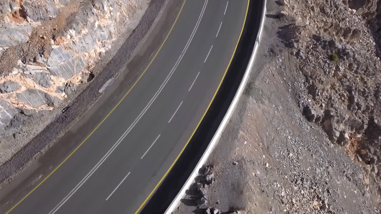 carretera de hormigón construida en las montañas de jebel jais ras al khaimah uae - tiro ancho