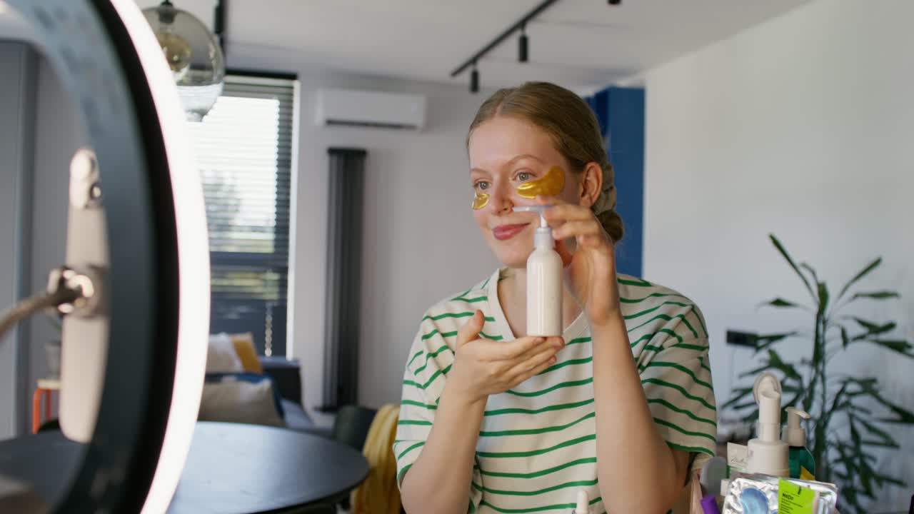 un adolescente demuestra una rutina de cuidado de la piel