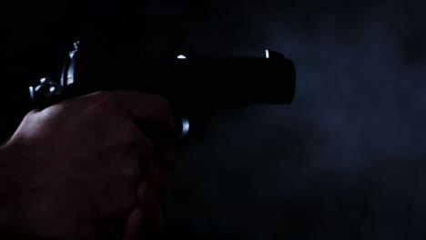 pistola disparada varias veces en una habitación oscura