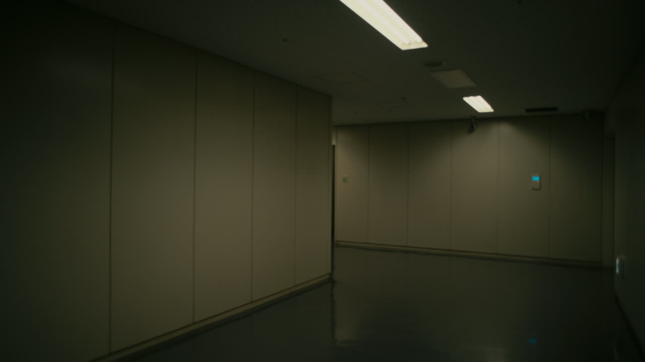 Suggestivo corridoio d'ufficio con luce fioca e ombre