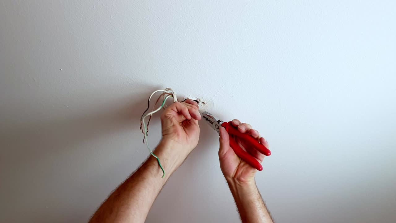 trabajando en los cables de araña tratando de ocultarlos