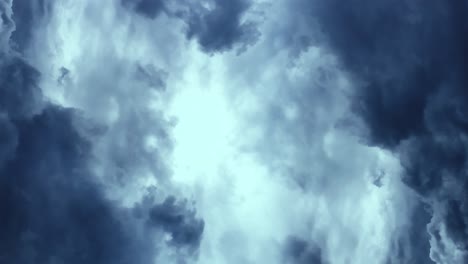volando a través de nubes oscuras en el cielo y tormentas eléctricas