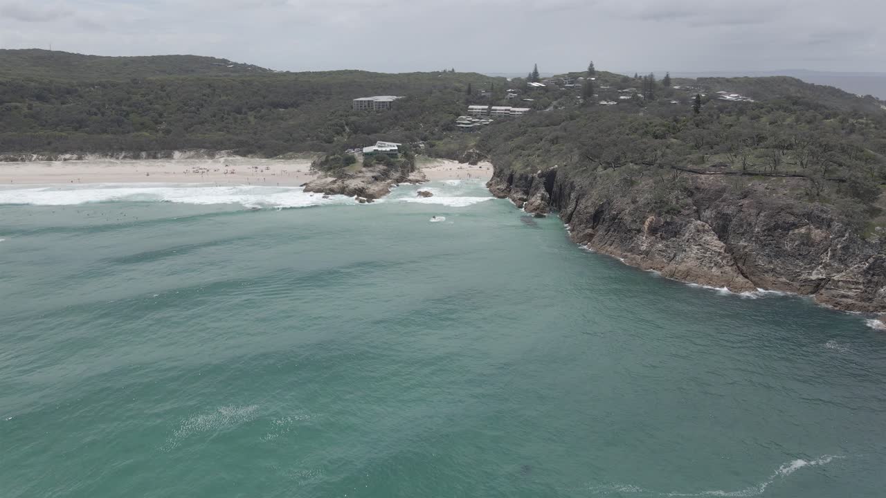 acantilados rocosos del parque de cabecera con paseo por el desfiladero en verano - playa del sur del desfiladero y playa principal del mar de coral en qld, australia