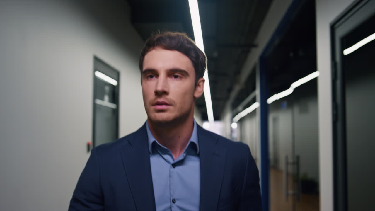 gerente confiante indo escritório corredor closeup. advogado bem sucedido executivo