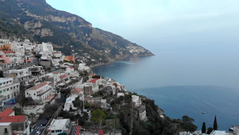 la hermosa costa de amalfi desde un avión no tripulado