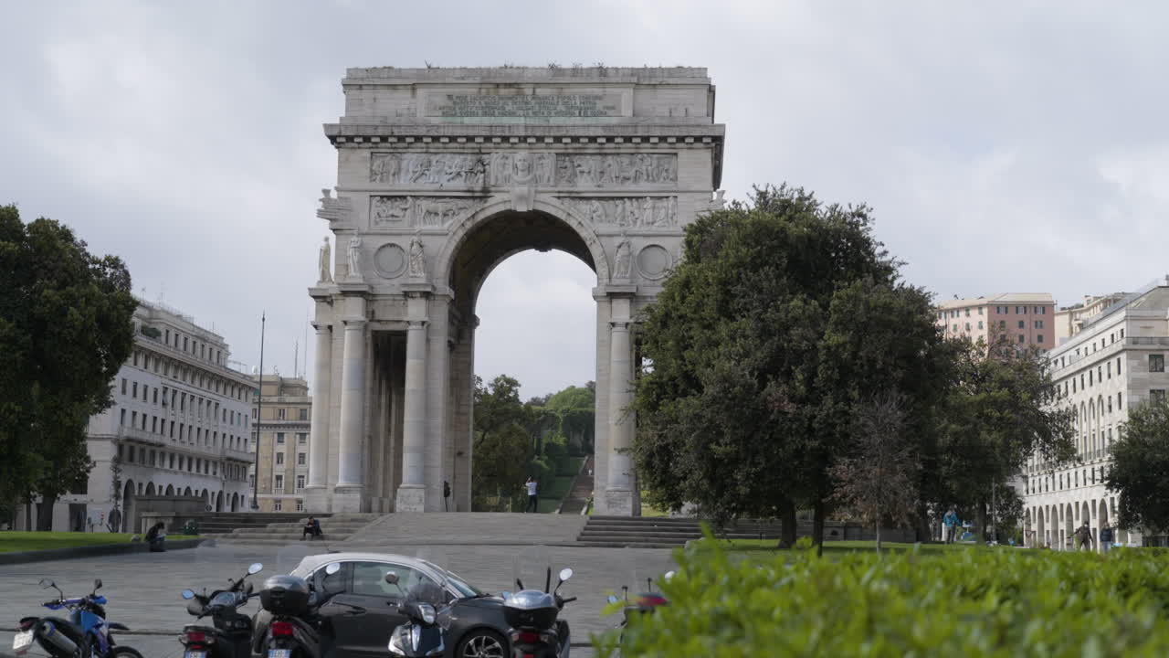 красивая дуга победы в городе генуя, снимок с грузовика слева