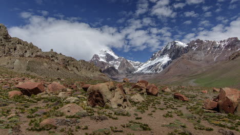 Zeitraffer-Des-Gipfels-Des-Aconcagua,-Aufgenommen-Vom-Tal-Aus,-Das-Sich-Dem-Basislager-Nähert