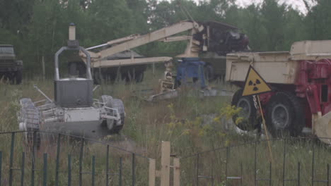 disparo de los vehículos radiactivos abandonados cerca de pripyat en la zona de exclusión, cerca de la central eléctrica de chernobyl, ucrania