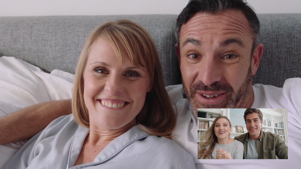 pareja feliz compartiendo compromiso con amigos en video chat mujer mostrando anillo de bodas compartiendo emoción por webcam