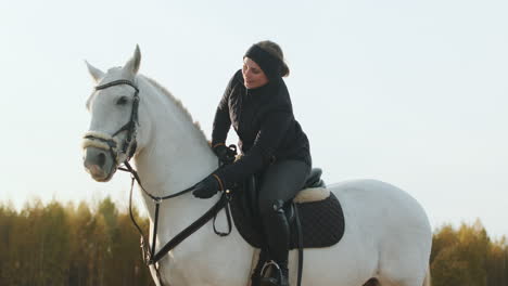 une jeune femme assise sur un cheval