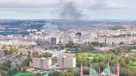 Vista-Panorámica-Aérea-Del-Humo-En-El-Aire-Con-La-Ciudad-De-Bradford-Durante-El-Día-Nublado---Gran-Mezquita-En-Primer-Plano