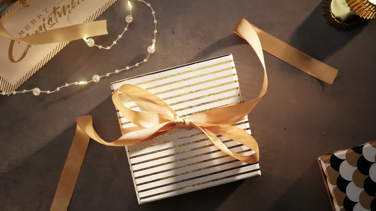 현재, 황금 리본, chritmas 조명 및 장식의 topview