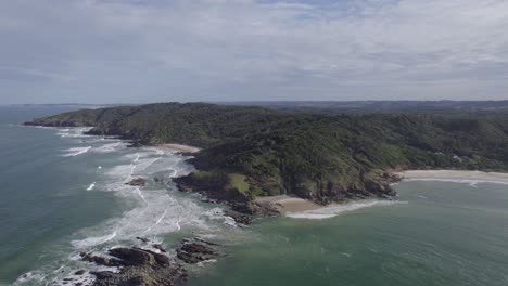 Volando-Hacia-La-Costa-Rocosa-De-Kings-Beach-En-La-Reserva-Natural-De-Cabeza-Rota-En-Los-Ríos-Del-Norte,-Nueva-Gales-Del-Sur,-Australia