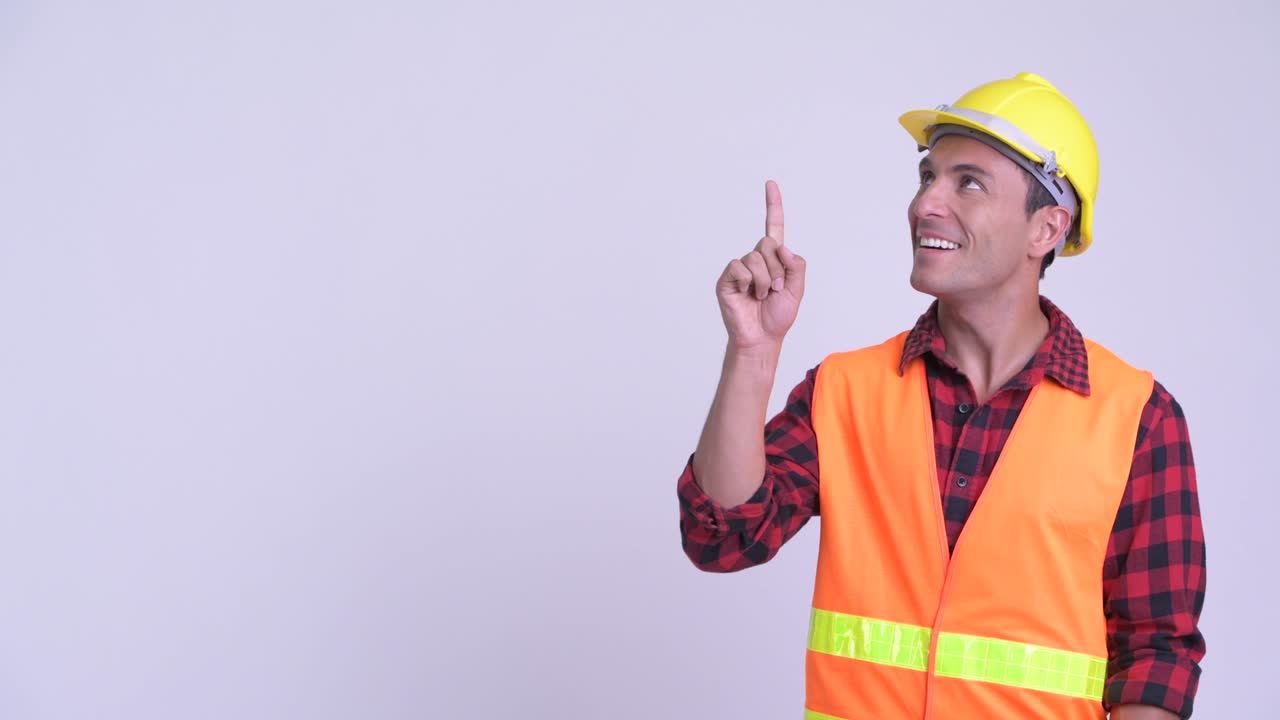 joven y guapo hombre hispano trabajador de la construcción