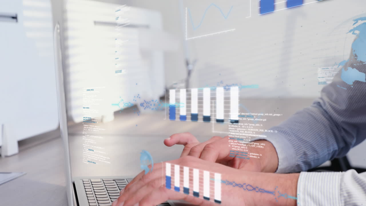 animación de gráficos, globos, ondas de sonido y globos sobre hombre caucásico trabajando en portátil