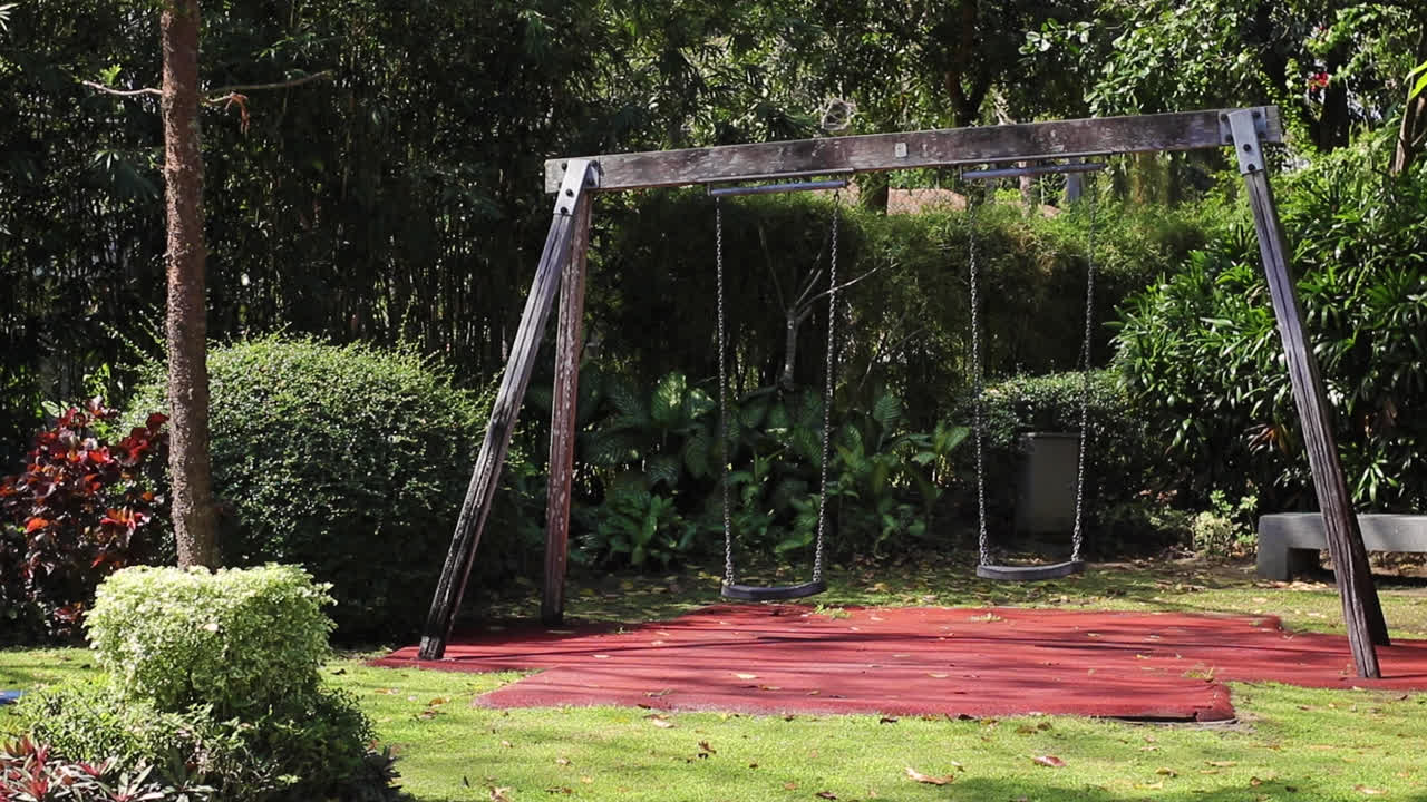 놀이터, 은 오후에 아이들이 없는 스