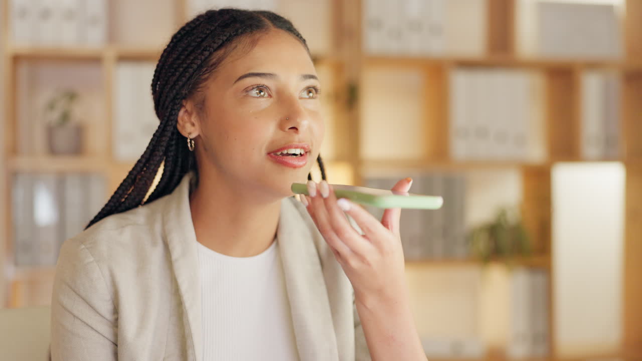 사무실에서 음성 통화, 전화 또는 비즈니스 여인