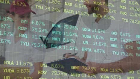 animación del procesamiento de datos financieros sobre el hombre de entrega