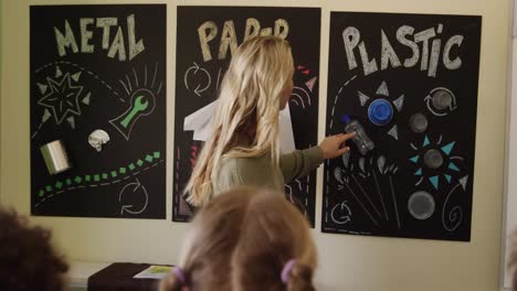 maestra enseñando a los niños en la clase