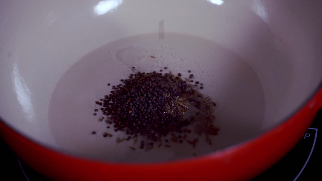 파파야 커리 요리를 만들기 위해 코코 오일의 철에 재료를 첨가하는 것