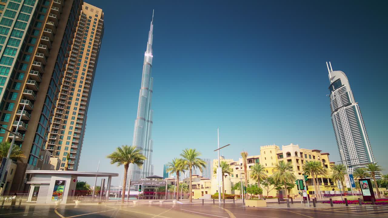 Dubaj ve dne, nejvyšší budova světa, pohled na slavný hotel, 4K časosběr, Spojené arabské emiráty.