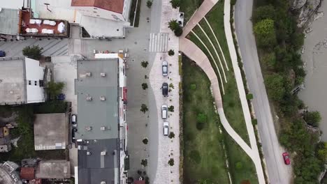 vista aérea de zona residencial, con jardín, coches aparcados, junto a un río