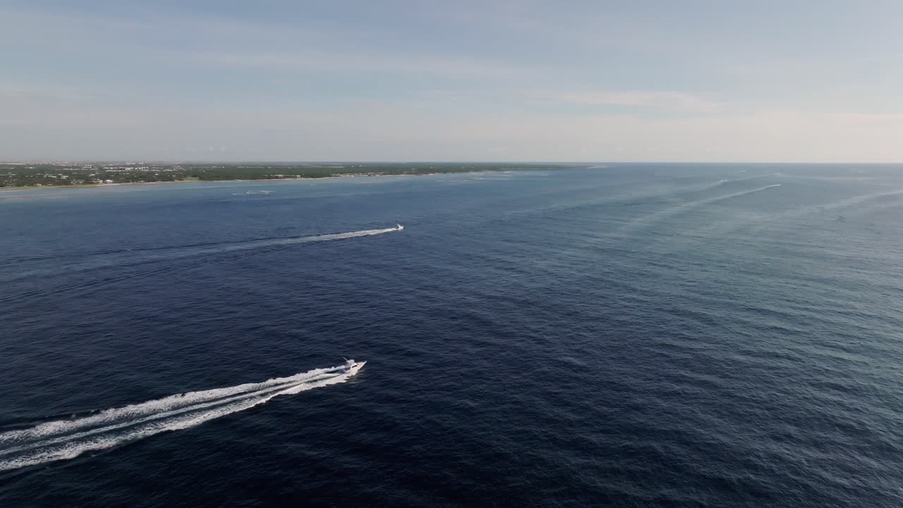 barcos en el océano