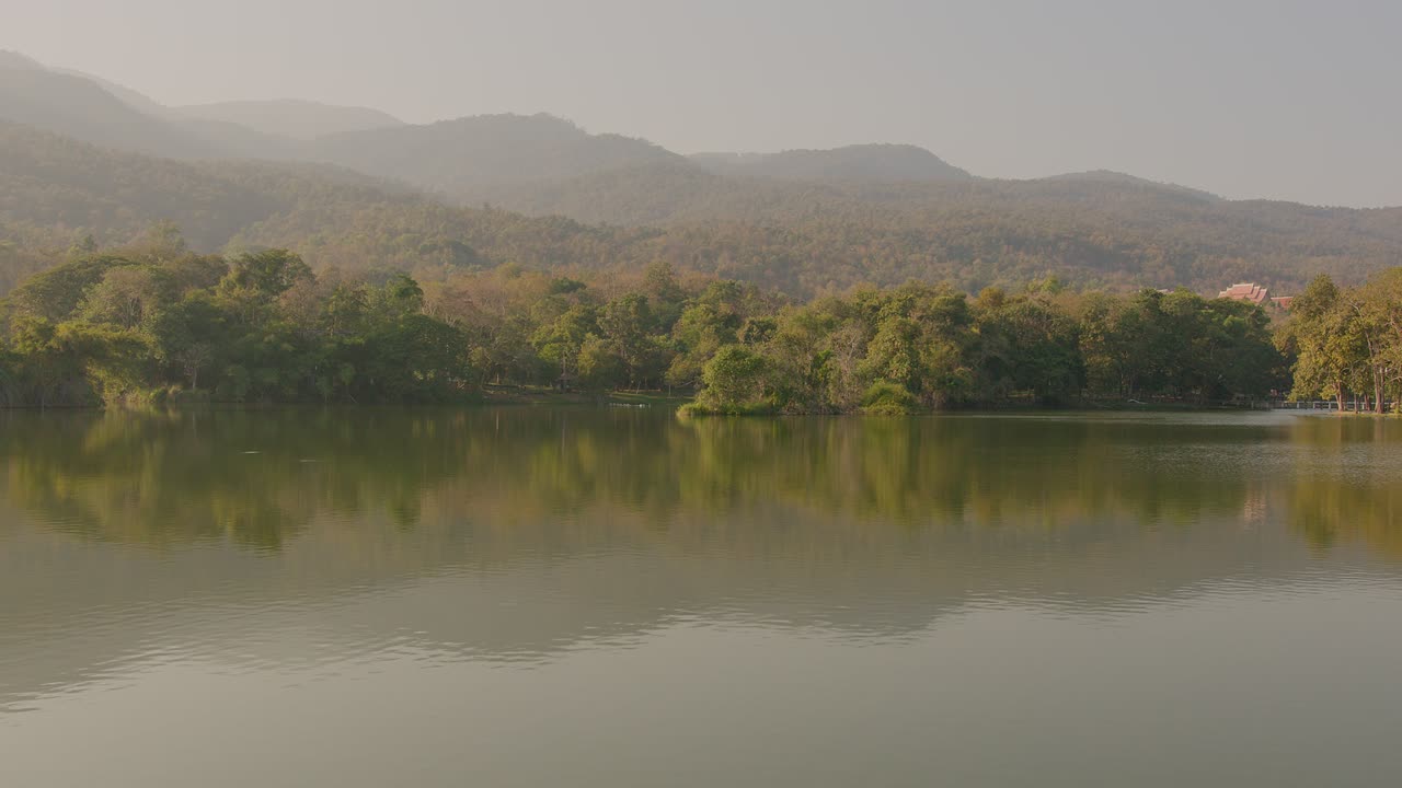 el paisaje sereno del lago de montaña