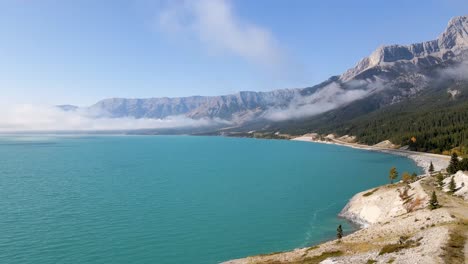 Drone-Descendiendo-Sobre-El-Lago-Abraham-En-Otoño