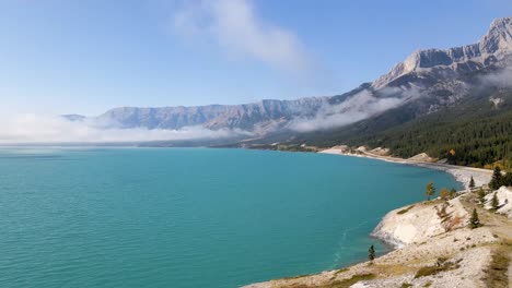 drone descendiendo sobre el lago abraham en otoño