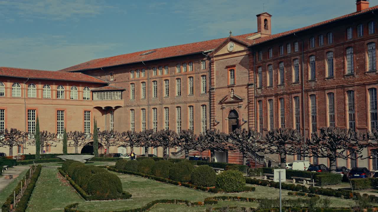 Maestoso Edificio Storico in Mattoni con Cortile e Giardino Curato