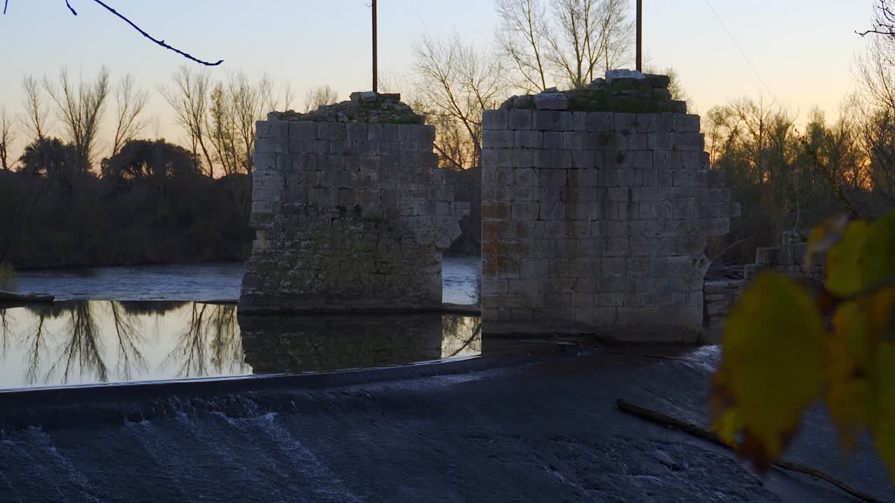 석양의 강둑, 아름다운 전망