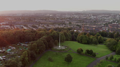 Una-Foto-De-Un-Dron-Giratorio-Del-Asta-De-La-Bandera-En-La-Parte-Superior-Del-Parque-De-La-Reina,-Glasgow