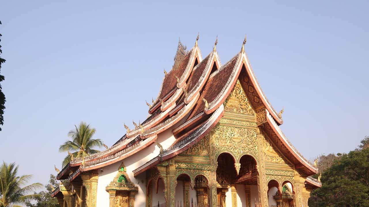 fachada dorada del templo budista en luang prabang, laos viajando por el sureste asiático