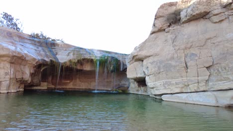 Ein-Wasserfall-Mitten-In-Der-Wüste-Sahara,-Algerien,-Biskra