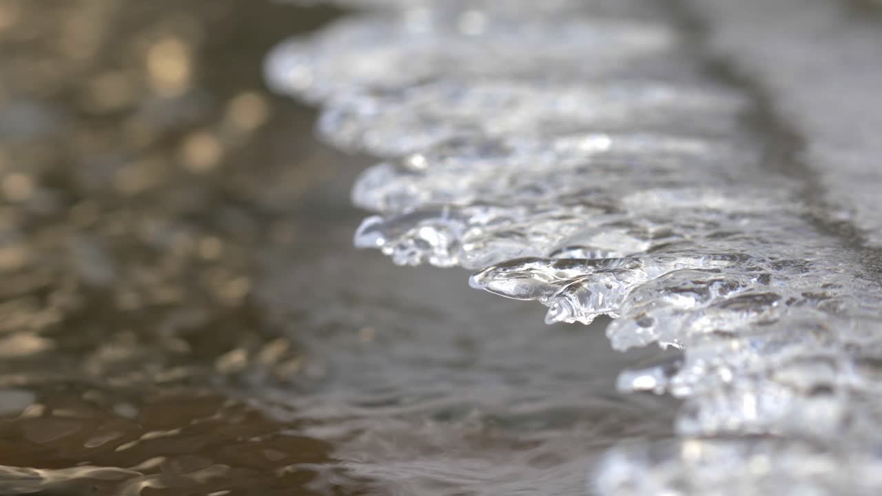 아이다호 보이즈에 있는 크리크 플로라 위의 얼음