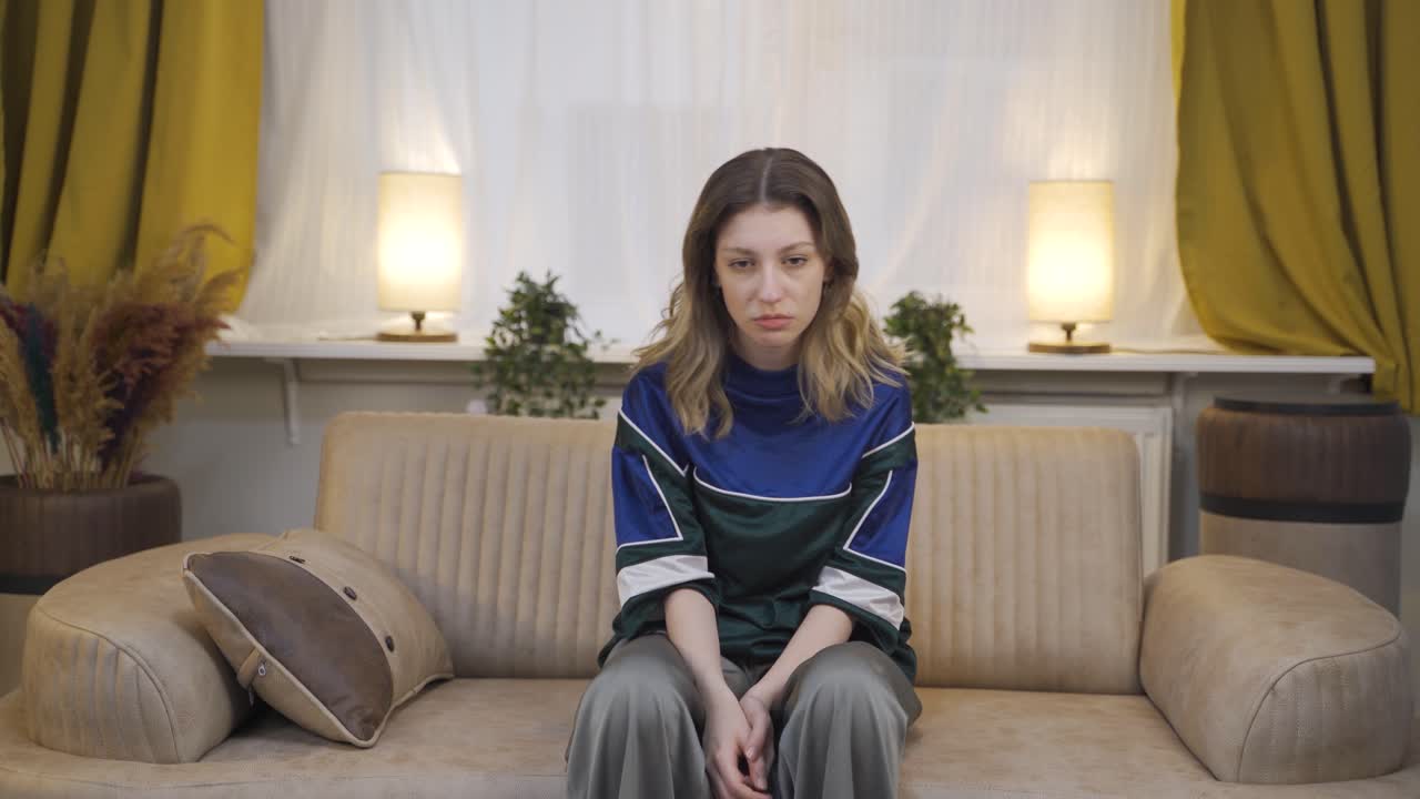 la joven afligida está pensando y sufriendo de depresión.