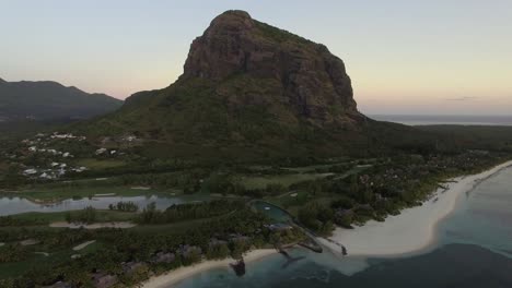 la península de le morne brabant con la montaña aérea de mauricio